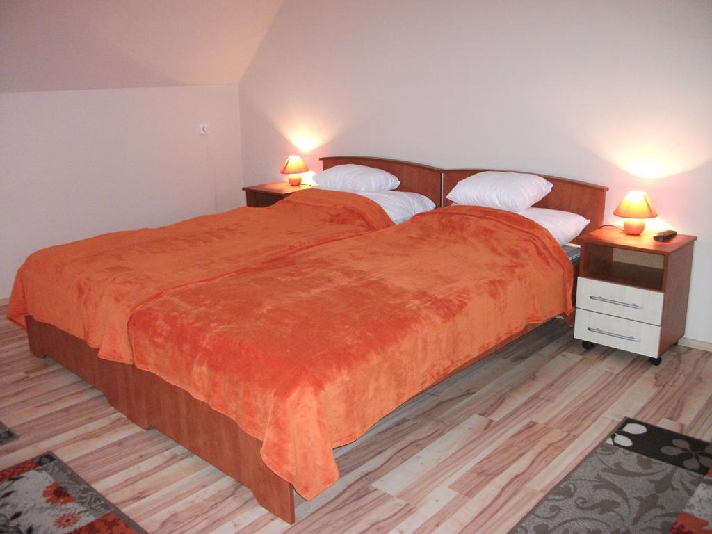Jobor Vendeghaz Hotel Gyorujbarat Room photo